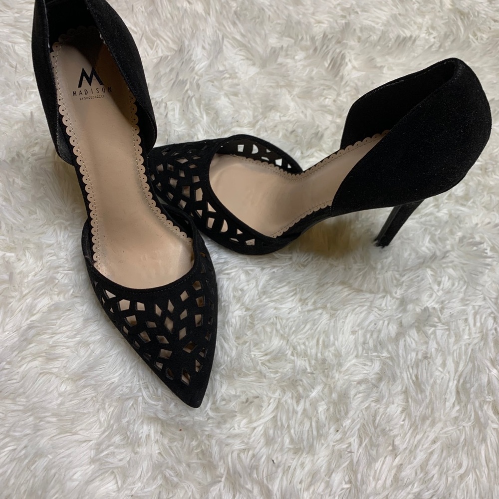 Black pumps